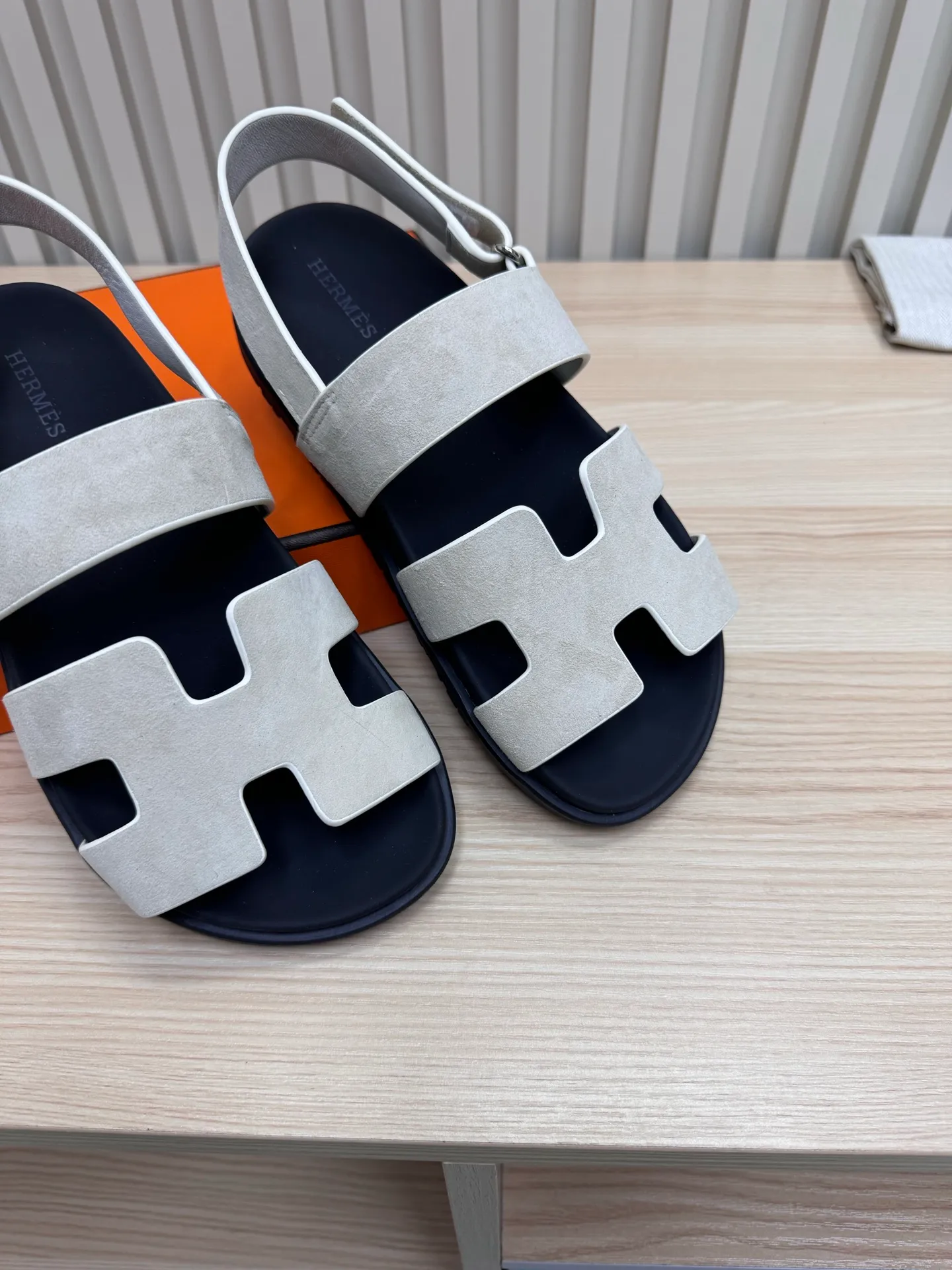👟👟Ex-factory price 502👟👟Hermes🐎The extremely popular couple’s second uncle slippers/golden sandals and slippers, paired with various colorful socks, are so trendy!  ———————— Upper: imported cowhide/sheep leather/cloth/palmprint leather lining: imported cowhide/sheepskin outsole: Tpu non-slip and wear-resistant outsole Female size: 35-42 (40.41.42 non-returnable and non-exchangeable) Male code: 39-45 (45 non-returnable and non-exchangeable)